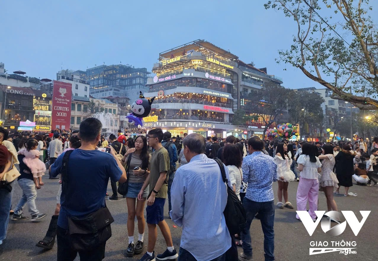 Vào ngày thường, nhiều bạn trẻ thản nhiên đứng xuống lòng đường để chụp ảnh, nguy cơ mất ATGT rất cao
