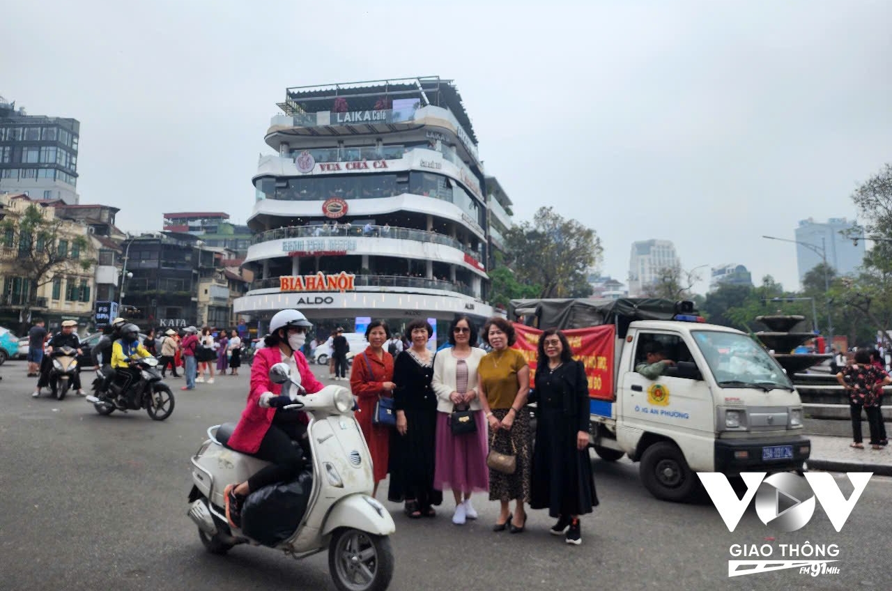 Thậm chí các cô, các bà cũng thản nhiên đứng xuống lòng đường để 'check in', tiềm ẩn nguy cơ mất ATGT