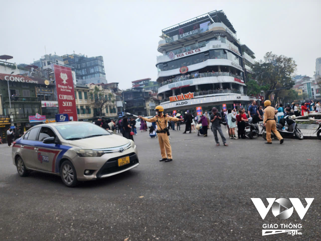 Đội CSGT đường bộ số 1 thường xuyên bố trí tổ công tác hướng dẫn, điều tiết giao thông và xử lý nghiêm các phương tiện dừng đỗ sai quy định