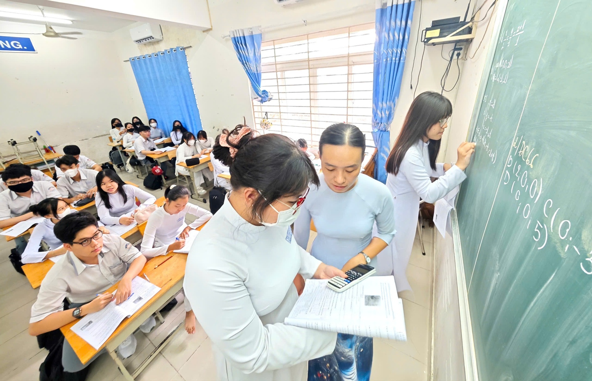 Với lịch học như hiện nay, nhiều học sinh đã phải chật vật để thu xếp lịch học một cách tỉ mỉ giữa lịch học ở trường, lịch học thêm do cha mẹ lựa chọn. (Ảnh: Thanh niên)