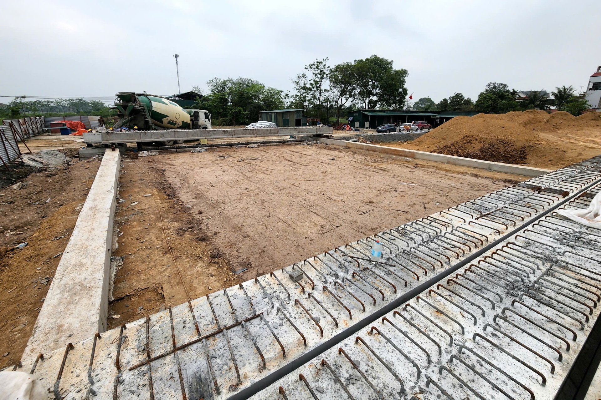 Bãi đúc dầm phục vụ thi công cầu Quảng Nguyên và cầu Xà Kiều, thuộc dự án mở rộng QL21B đoạn qua huyện Thanh Oai
