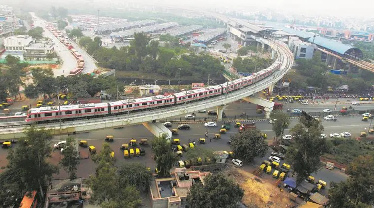 Việc tập trung quá mức vào hệ thống metro, trong khi bỏ qua các phương tiện kết nối khác như xe điện, xe tuk-tuk chạy điện, xe buýt và vỉa hè dành cho người đi bộ, lại đang “phá hỏng” chính hệ thống metro. (Ảnh: Prem Nath Pandey)