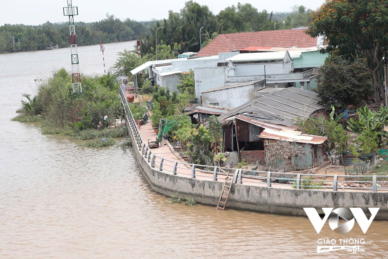 Đoạn bờ kè được xây dựng một phần, phần còn lại khoảng 400m bị cỏ mọc um tùm đang bị sạt lở ảnh hưởng đời sống người dân