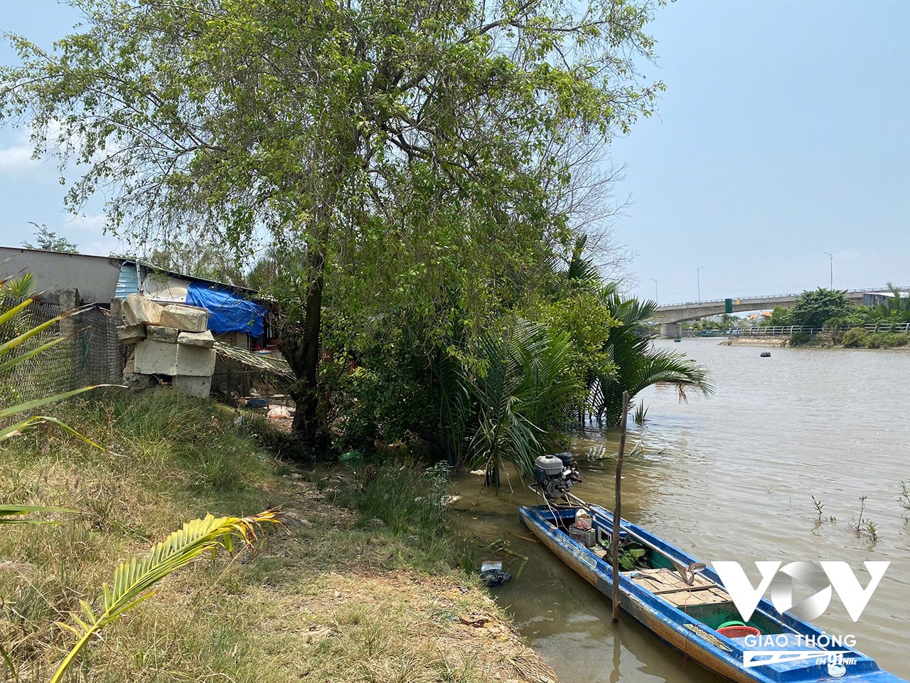 Vết tích vị trí căn nhà một hộ dân bị “hà bá” nuốt chửng chỉ, giờ vị trí này là chiếc ghe đang neo đậu