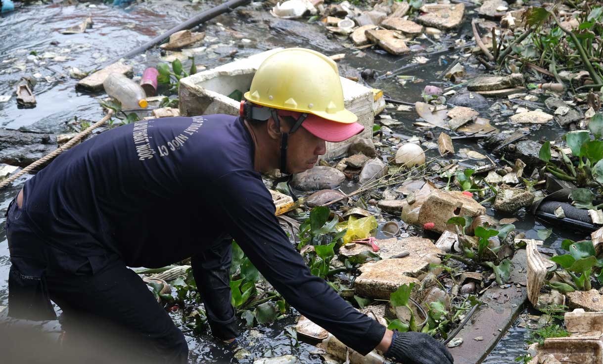 'Đội phản ứng nhanh bảo vệ môi trường' của UBND phường Xuân Khánh không ngại trầm mình vớt rác tại rạch Tham Tướng - con rạch nổi tiếng ô nhiễm của TP.Cần Thơ.