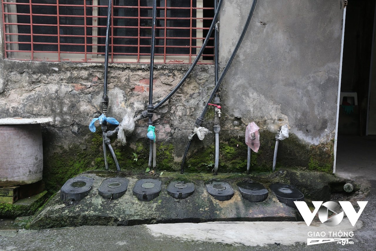 Những vòi nước của từng hộ được lắp dưới sân chung của toà nhà, mỗi nhà một vòi nước, một đồng hồ đo nước, mỗi khi có nhu cầu thì mang xô chậu xuống hứng để dùng