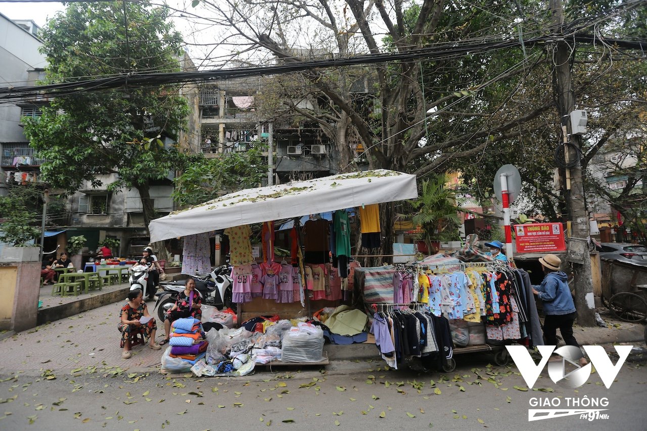 Những khu nhà tập thể cũ đã tồn tại gần 1 thế kỷ và hiện nay vẫn đang là nơi ở của hàng trăm hộ dân dù đã xuống cấp nghiêm trọng...