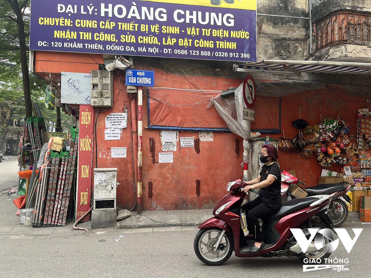 Lối vào ngõ Văn Chương nối với phố Khâm Thiên - phố Khâm Thiên xưa nổi tiếng với những chiếu hát ả đào, nên cũng dễ hiểu khi Ngõ Văn Chương là nơi các cô chọn làm nơi ở trọ