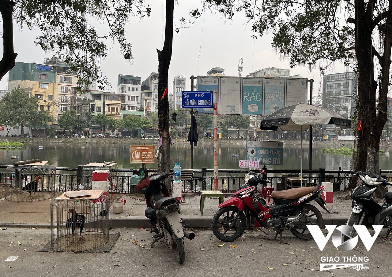 Ở sâu trong ngõ Văn Chương có Hồ Văn Chương, là hồ điều hoà và vị trí vui chơi, thư giãn của người dân