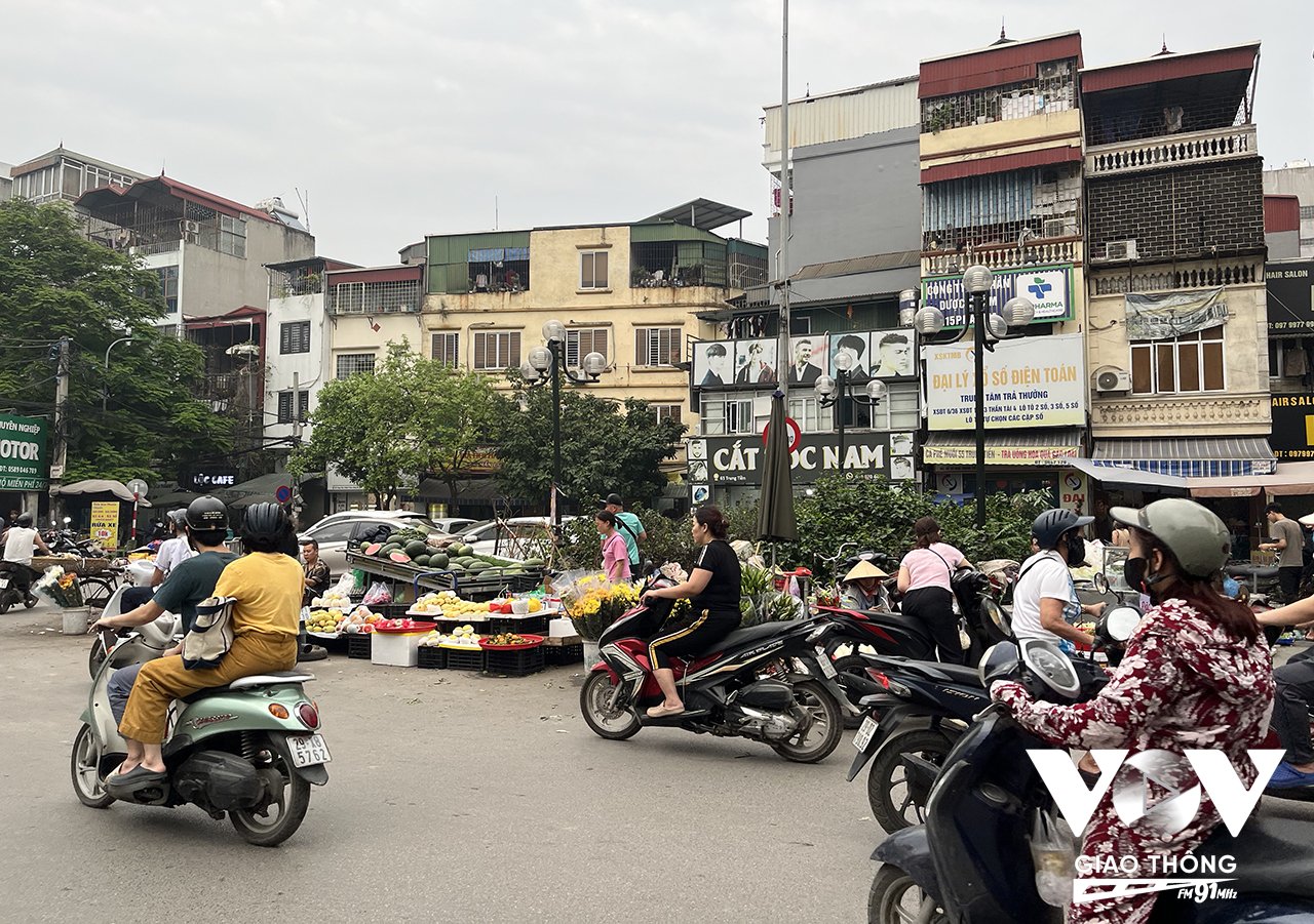 Với hàng ngàn hộ dân sinh sống ở đây, có lẽ phải gọi là Phố Văn Chương chứ không thể coi là một con ngõ như tên gọi