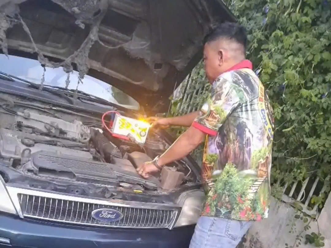 Anh Tùng hỗ trợ kích bình từ xe máy đế ô tô, container. (Ảnh: Nhân vật cung cấp)