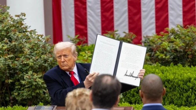 Tổng thống Mỹ Donald Trump ký sắc lệnh áp mức thuế đối ứng mới tại Nhà Trắng, ngày 2/4/2025. (Ảnh: THX/TTXVN)