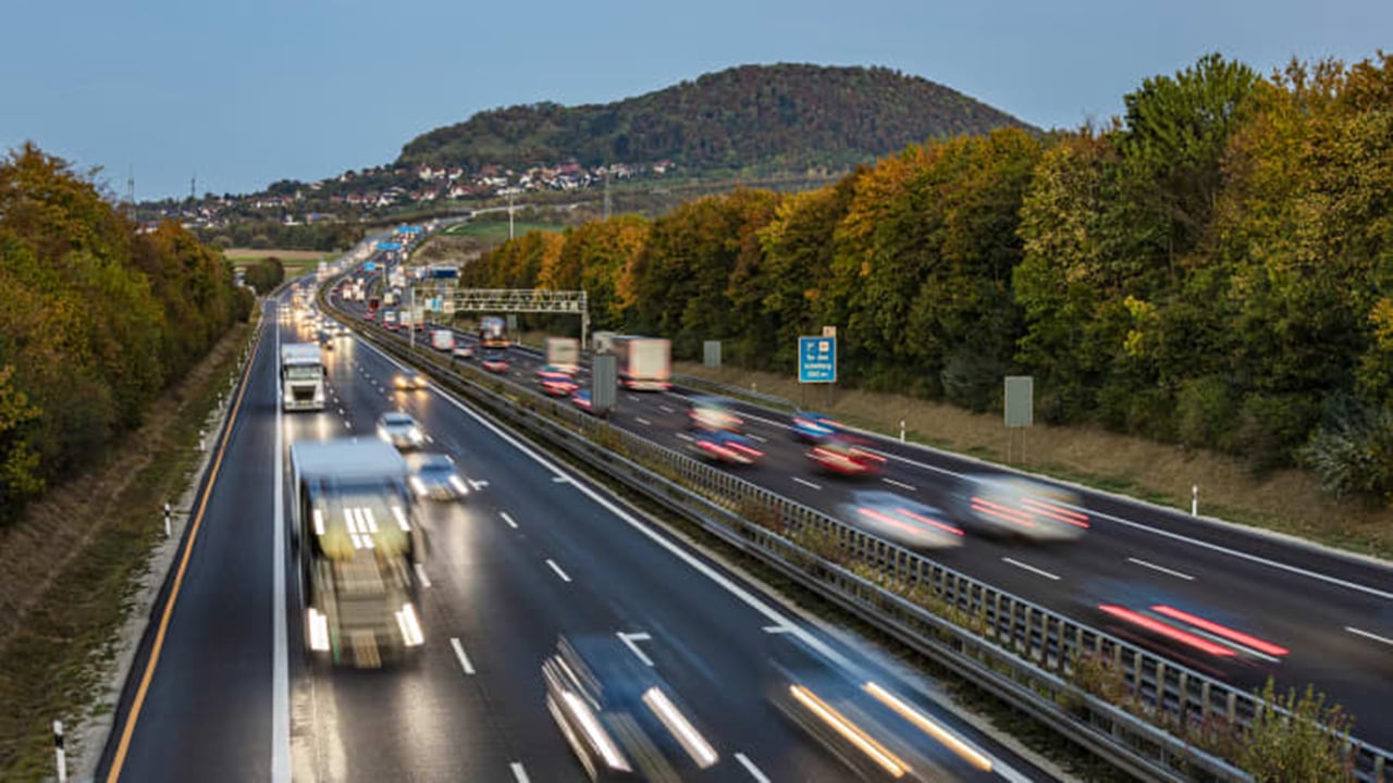 Autobahn – hệ thống cao tốc nổi tiếng với những đoạn không giới hạn tốc độ - Ảnh CNBC