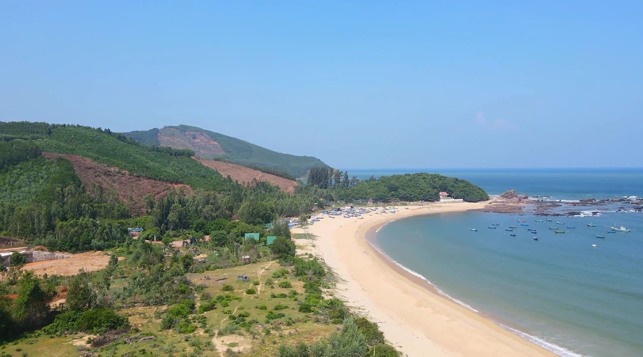 Bãi biển Lộ Diêu, nơi đoàn tàu không số huyền thoại cập bến, là điểm đầu tiên của cung đường mà Nguyễn Bá Quyết đặc biệt yêu thích.