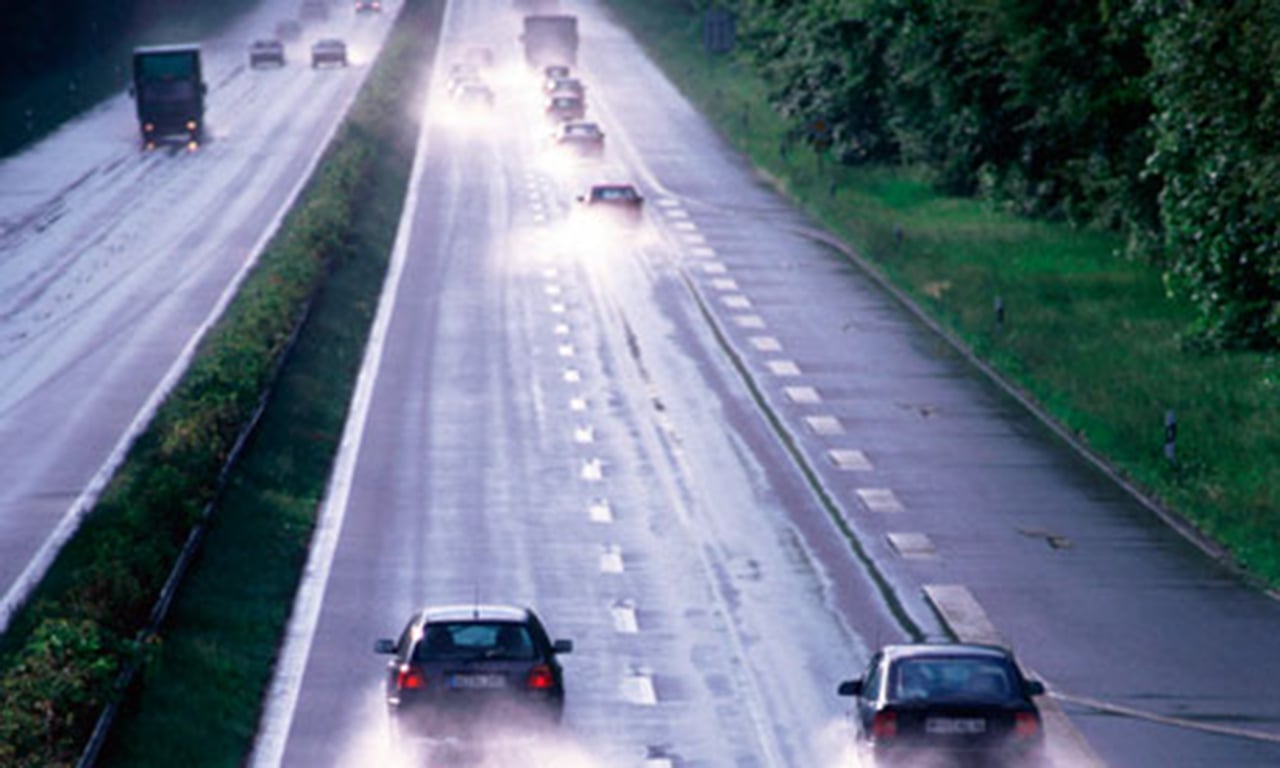 Mặt đường Autobahn được thiết kế đặc biệt để giảm thiểu nguy cơ trơn trượt, yêu cầu chi phí sửa chữa và bảo dưỡng cao - Ảnh minh họa Theguardian