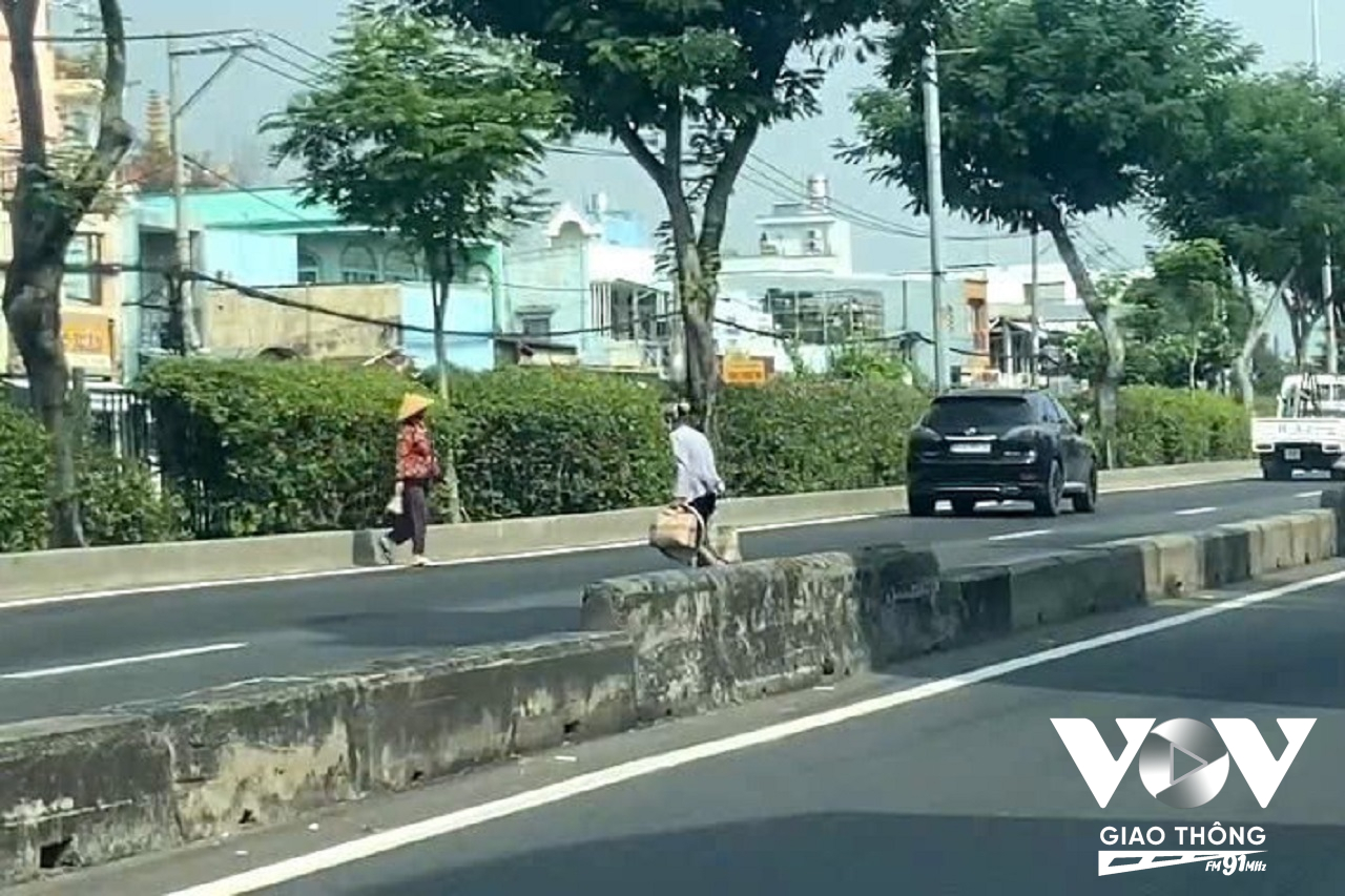 Trên các tuyến cửa ngõ của thành phố, không khó để bắt gặp tình trạng người đi bộ bất chấp nguy hiểm băng qua đường