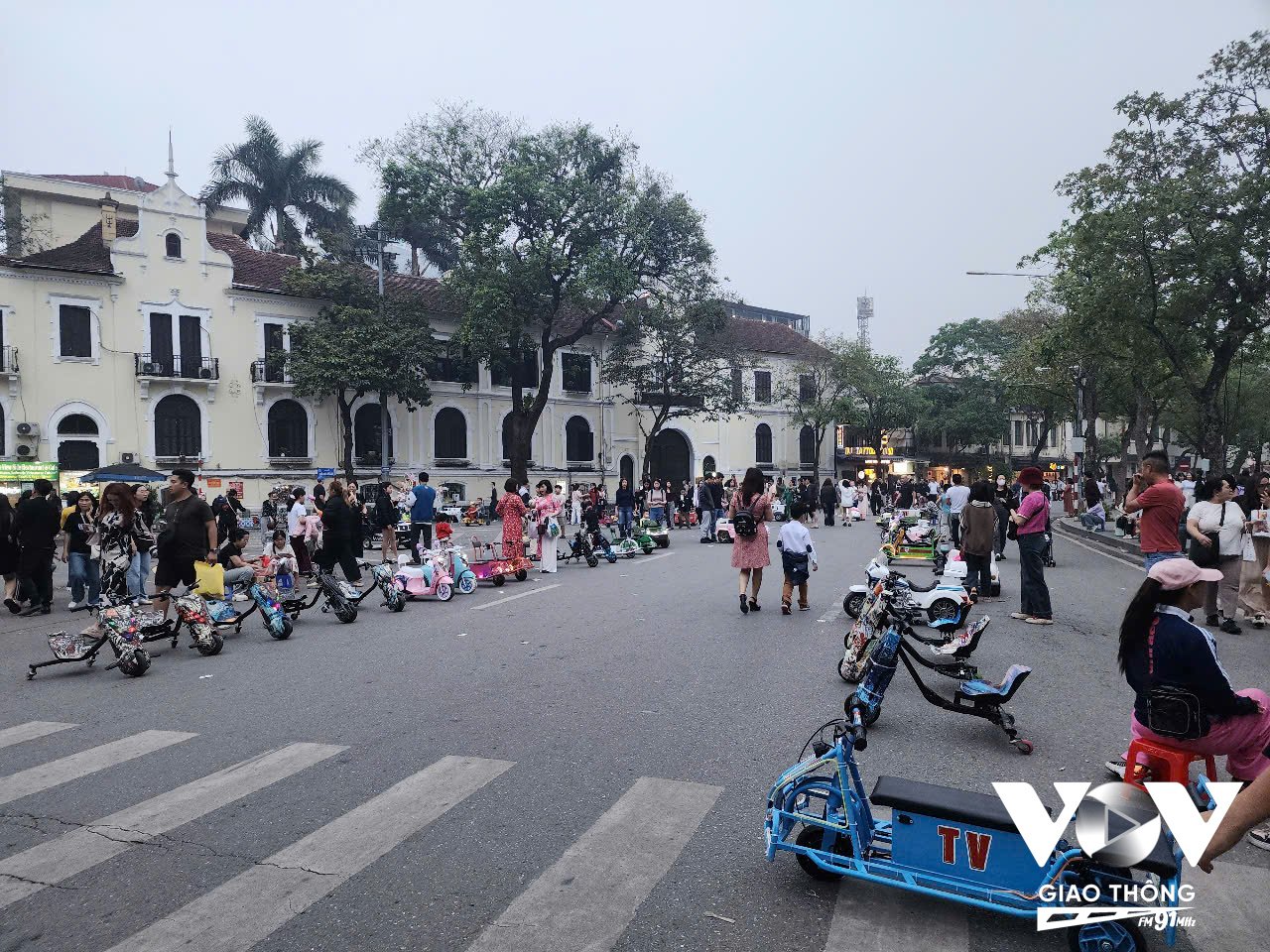 Phố đi bộ hồ Gươm có rất nhiều dịch vụ cho thuê xe điện trẻ em