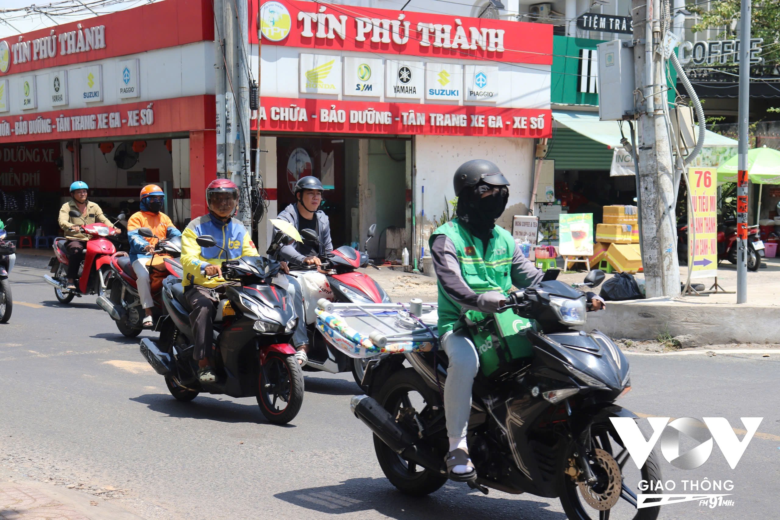 Nền nhiệt của TP.HCM những ngày giữa tháng 4/2025 luôn duy trì ở mức 36-37 độ C, nhiều người đi đường che kín mặt.