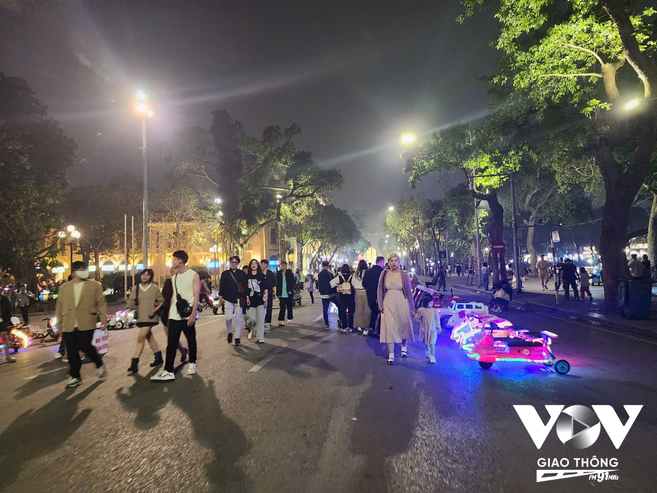 Ít lâu sau lại đâu vào đấy, không thấy thuyên giảm mà các dịch vụ lại ngày càng nở rộ