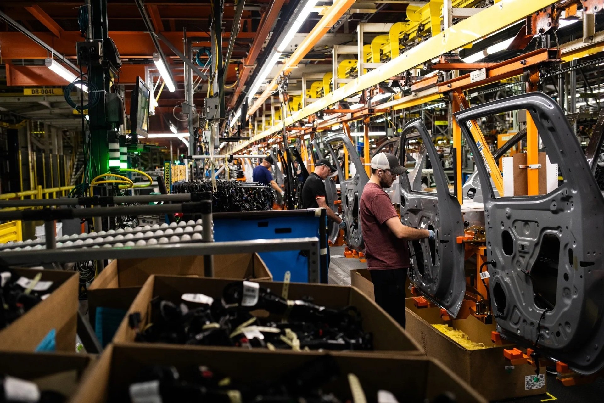 Công nhân làm việc tại một nhà máy ô tô tại Fort Wayne, Indiana, Mỹ. Ảnh: Emily Elconin/Bloomberg