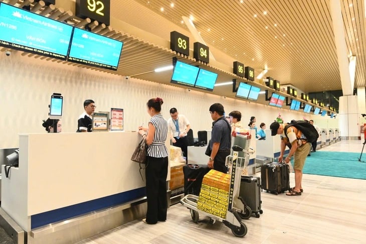 Những hành khách đầu tiên 'mở hàng' nhà ga T3 - Ảnh: Tổng Công ty Cảng hàng không Việt Nam (ACV)