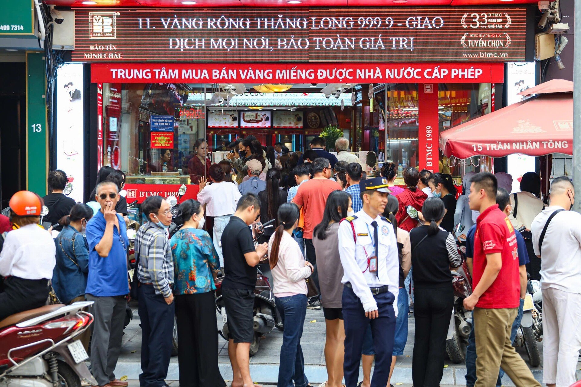 Chuyên gia cảnh báo về việc tâm lý sợ bỏ lỡ cơ hội FOMO đang khiến giá vàng bị đẩy lên cao một cách quá mức. Ảnh: Arttimes