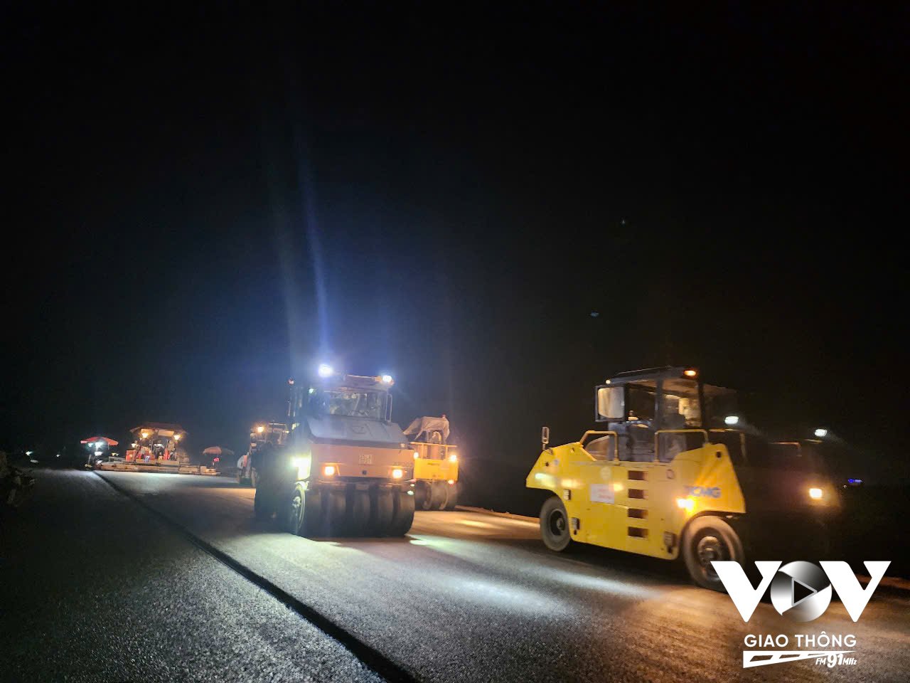 Công trường cao tốc Bãi Vọt - Hàm Nghi luôn sáng đèn