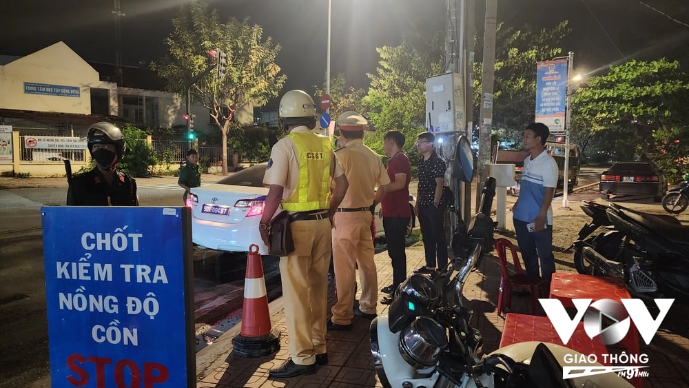CSGT Công an Đội Nam Sài Gòn lập chốt kiểm tra người điều khiển phương tiện tham gia giao thông vi phạm nồng độ cồn