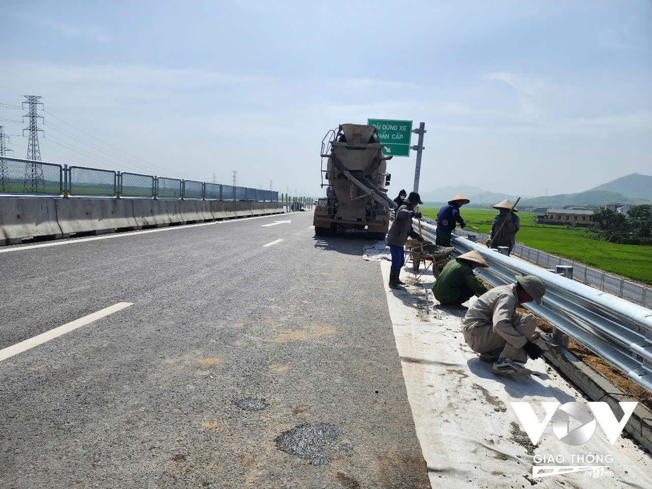 Dù đã gần 12h trưa trong cái nắng gắt đầu hè, nhưng công nhân Trương Công Đàn và đồng nghiệp vẫn miệt mài làm việc, hoàn thiện nốt những hạng mục còn lại