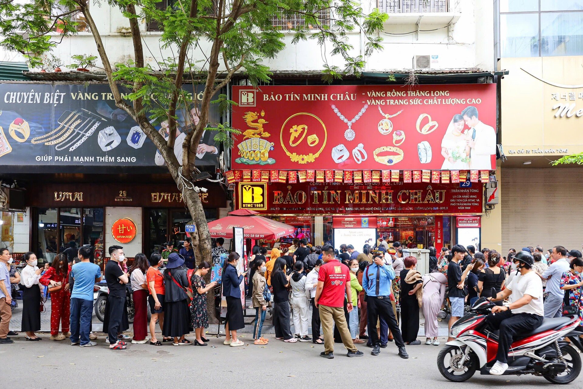 Chỉ trong vài ngày, giá vàng tăng nóng hàng chục triệu đồng/lượng khiến thị trường vàng trở nên “nóng bỏng” hơn bao giờ hết. Ảnh: Arttimes