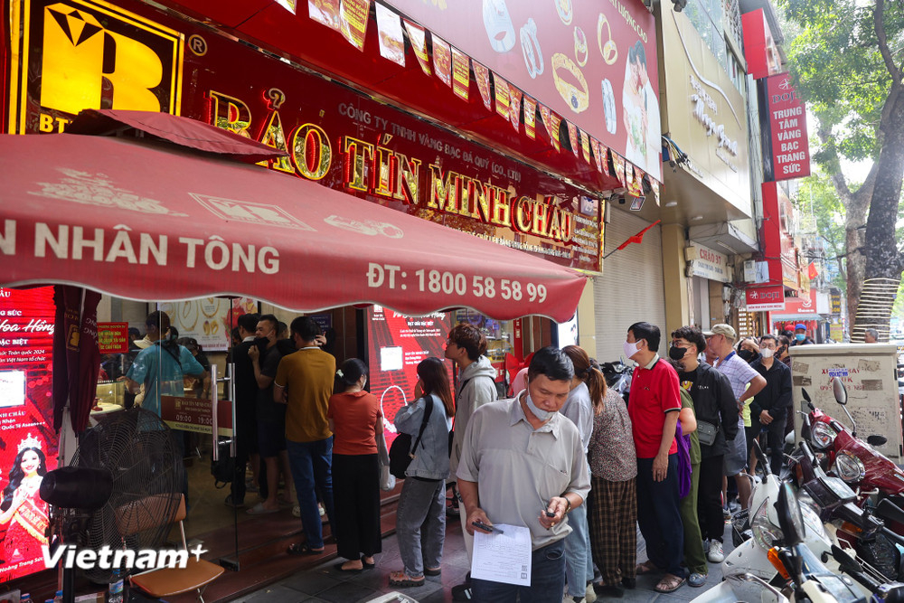 Người dân xếp hang mua vàng tại Bảo Tín Minh Châu, phố Trần Nhân Tông. Ảnh: Hoài Nam/Vietnamplus