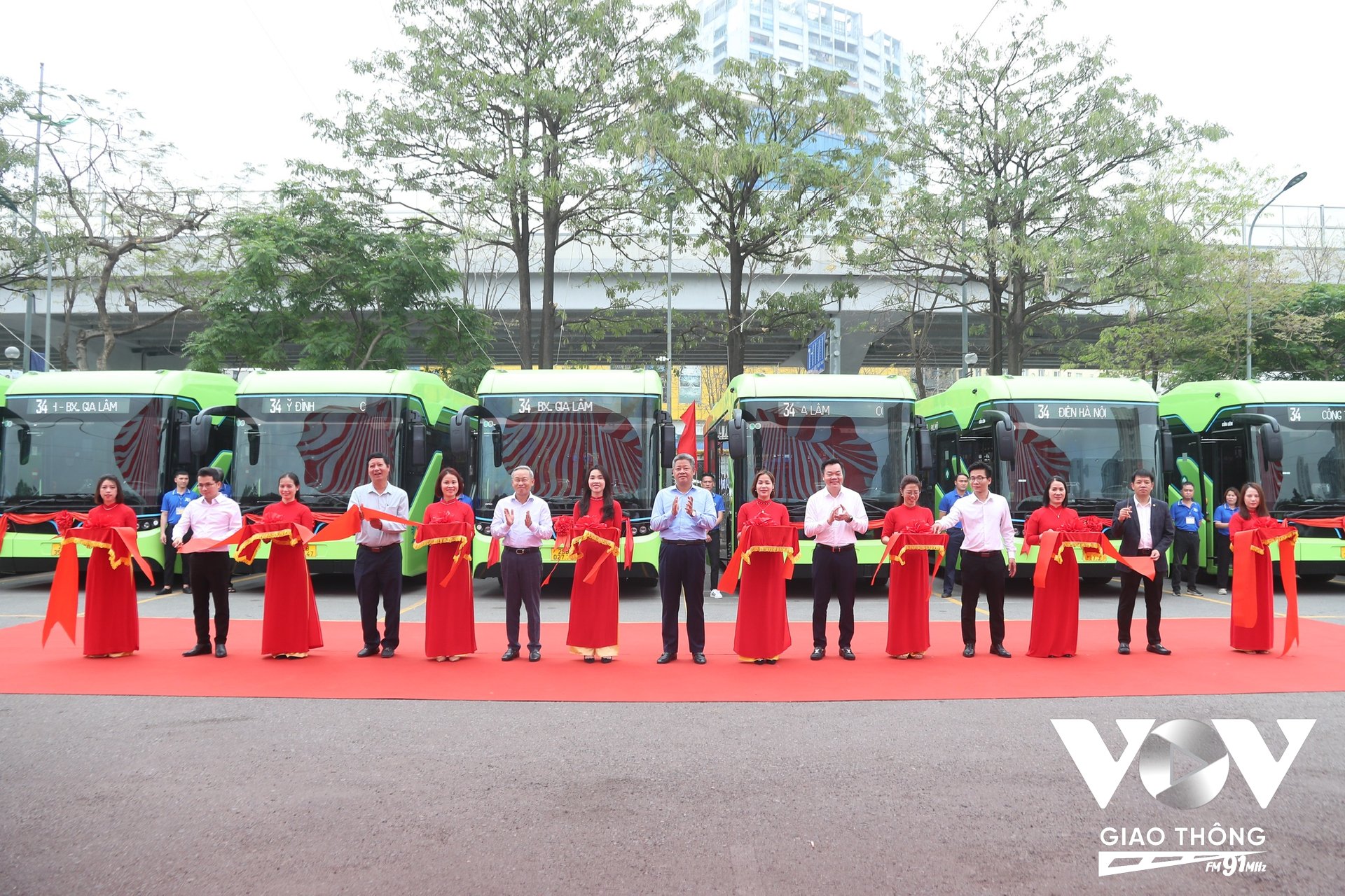 Phó Chủ tịch TP Hà Nội Nguyễn Mạnh Quyền, lãnh đạo Sở Xây dựng và các Sở, ngành cắt băng khai trương tuyến buýt điện số 34