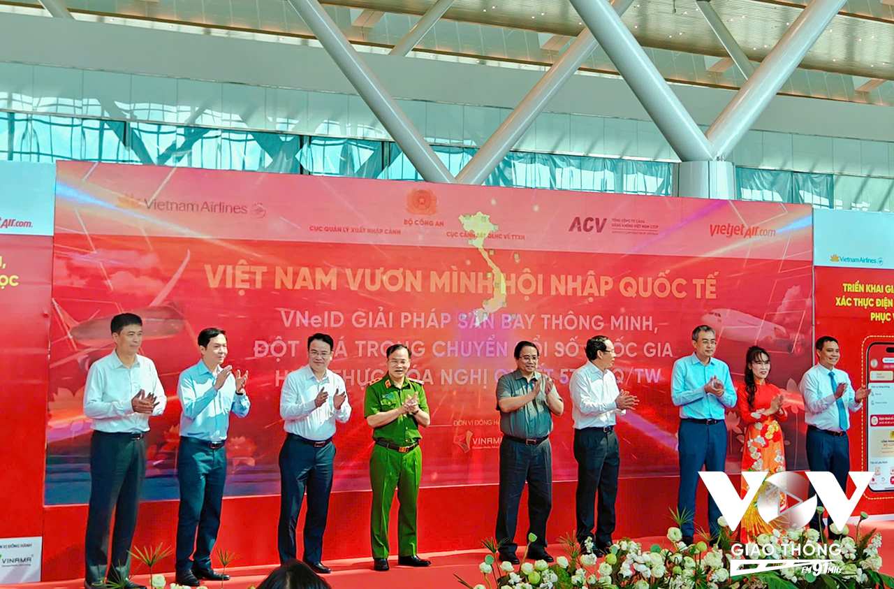 Lãnh đạo Chính Phủ, TPHCM, Bộ Công An, các Bộ ngành, đơn vị liên quan thực hiện nghi thức triển khai ứng dụng định danh, xác thực điện tử và nhận diện sinh trắc học phục vụ thủ tục lên tàu bay