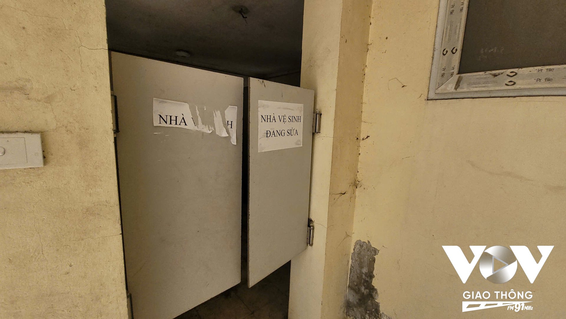 Chất lượng nhà vệ sinh tại công viên Nghĩa Đô và công viên Cầu Giấy được đánh giá là còn 'tệ' hơn