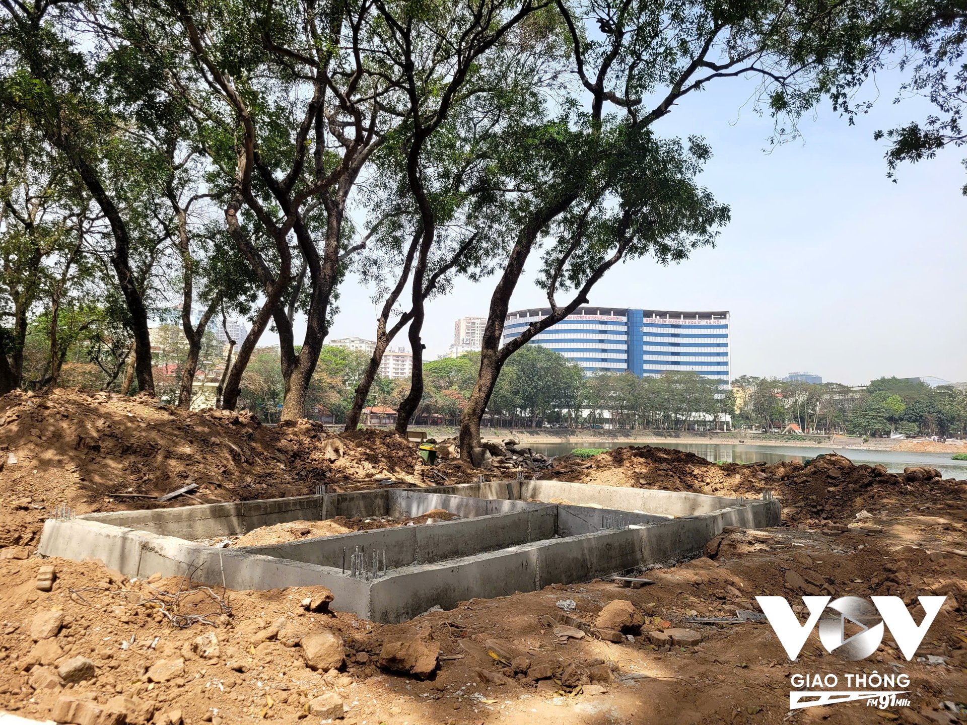 Hiện các nhà vệ sinh công cộng tại các công viên Cầu Giấy và Nghĩa Đô đã và đang được phá dỡ, cải tạo, xây mới
