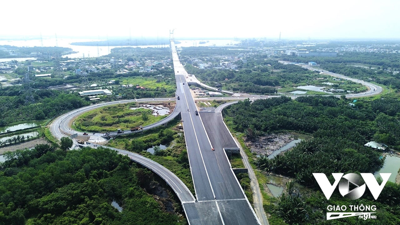 Cầu Bình Khánh bắc qua sông Soài Rạp, kết nối huyện Nhà Bè với huyện Cần Giờ, vẫn đang trong quá trình thi công. Đây là cây cầu dây văng lớn nhất thuộc dự án cao tốc Bến Lức - Long Thành.