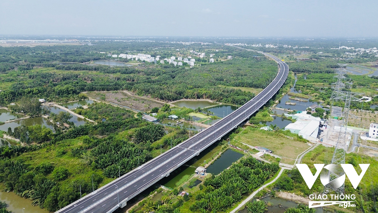 Đoạn tuyến phía Tây của dự án, từ nút giao TP. Hồ Chí Minh – Trung Lương (Km0+600) đến nút giao Nguyễn Văn Tạo, tiếp tục được thông xe, có chiều dài hơn 21 km