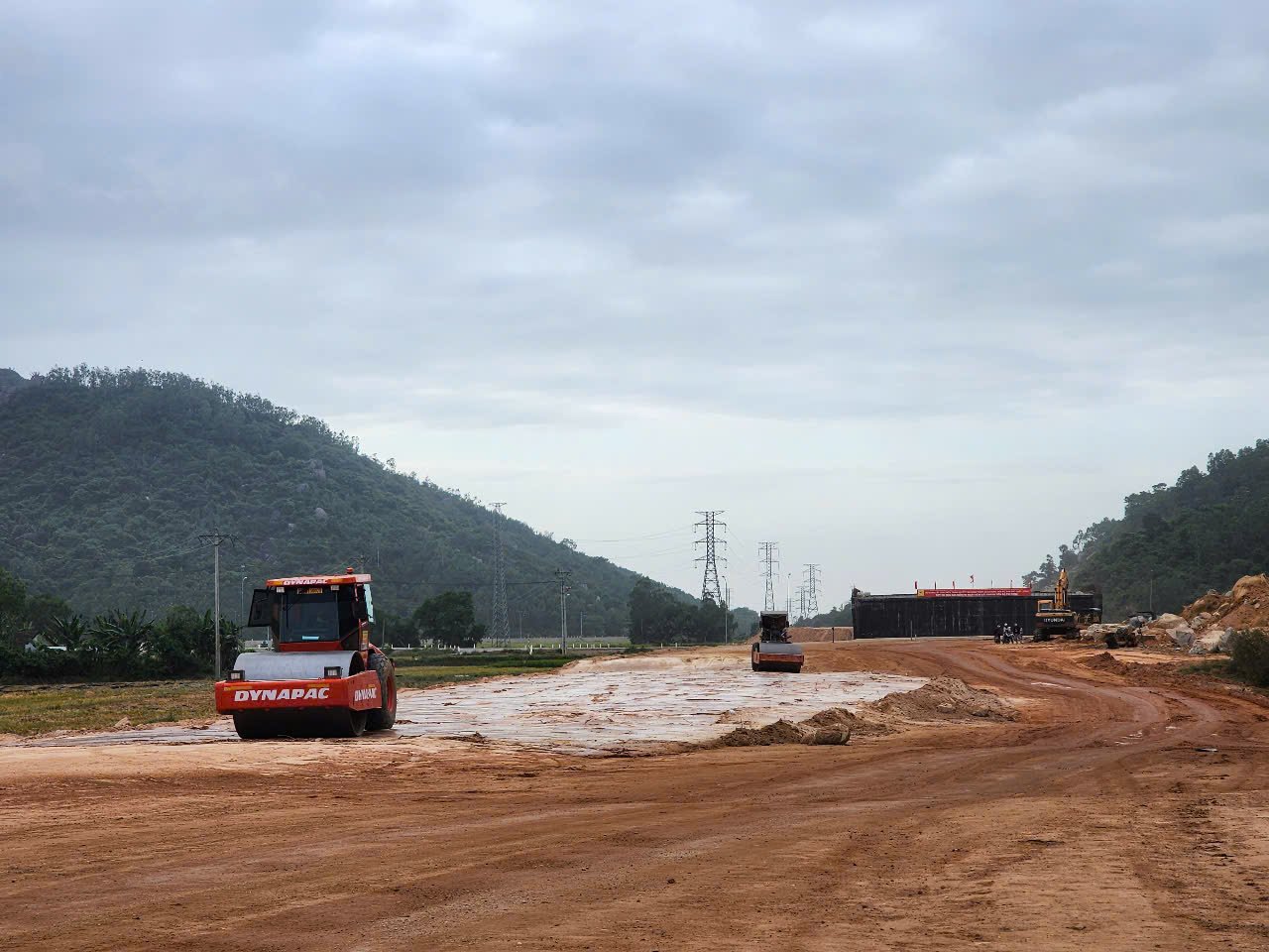 Tập đoàn xây dựng Miền Trung quyết tâm hoàn thành công tác đắp 1,7 triệu m3 đất nền đường K95, K98 trước 30.6