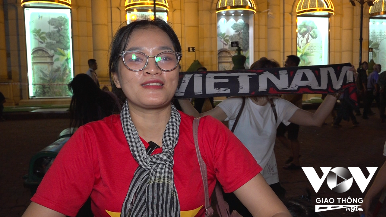 Từ 4 giờ chiều, chị Thu Sương cùng người thân, bạn bè đã chọn cho mình một vị trí thuận lợi trên đường diễu binh