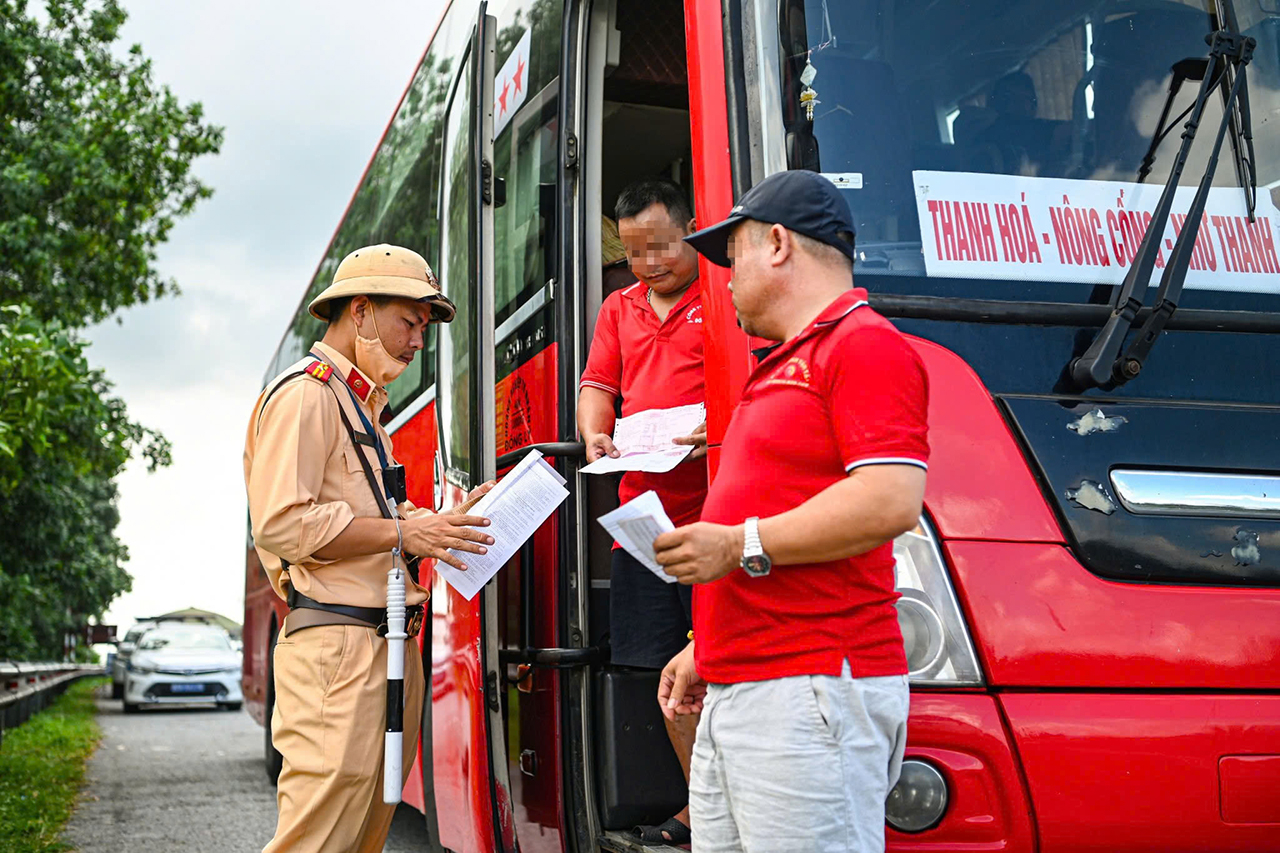 CSGT tuần tra, kiểm soát trên tuyến quốc lộ nhằm đảm bảo an toàn giao thông dịp lễ 30/4 và 01/5.