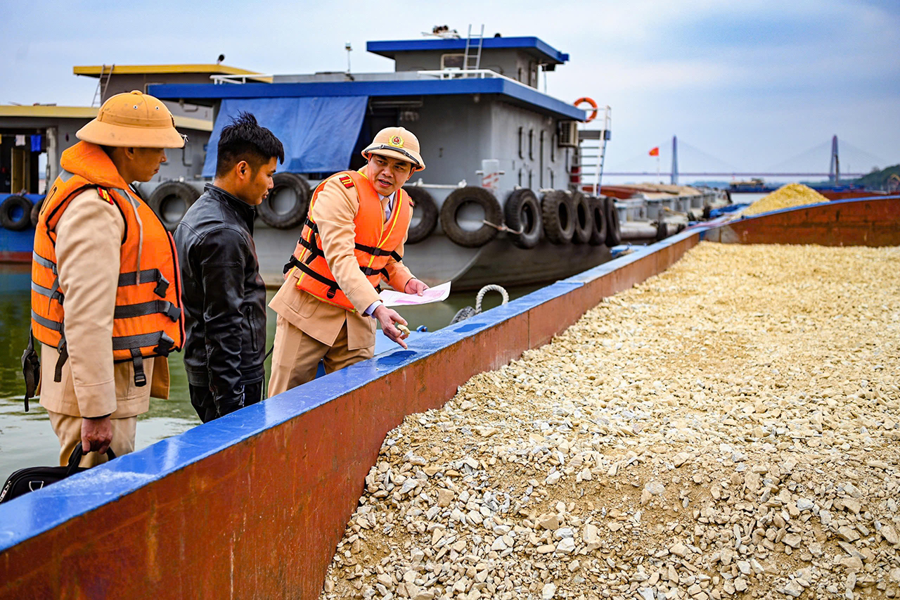 Tăng cường kiểm tra điều kiện an toàn phương tiện đường thủy tại các bến tàu, bến phà.