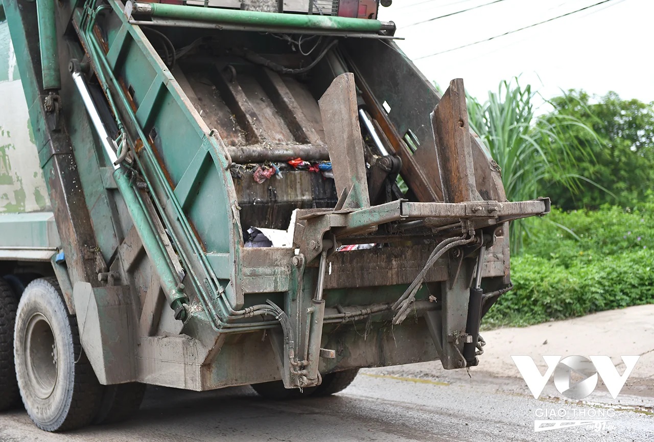 Một xe vận chuyển rác chưa được vệ sinh khi đi ra đường, rác thải còn bám đầy thùng xe. Ảnh: Hải Bằng