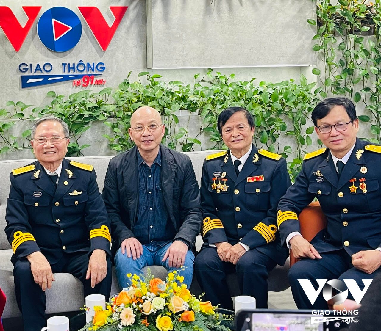 Từ trái sang phải, bác Nguyễn Đình Quốc (ngoài cùng bên trái), Trưởng ban VOV Giao thông Quốc gia Trang Công Tiến, Cựu chiến binh Nguyễn Đăng Vinh, Đinh Hồng Quân