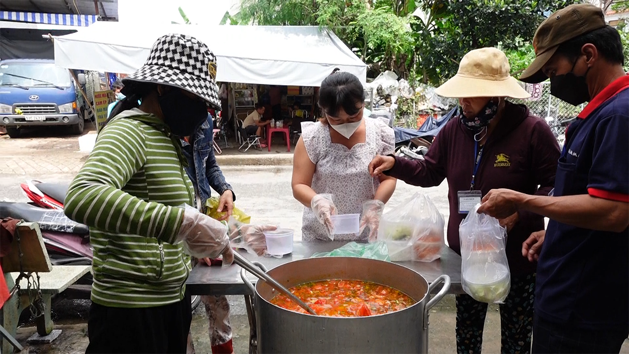 Những người ở nhà trọ 0 đồng cùng nhau nấu cơm, cháo từ thiện cho thân nhân bệnh nhân