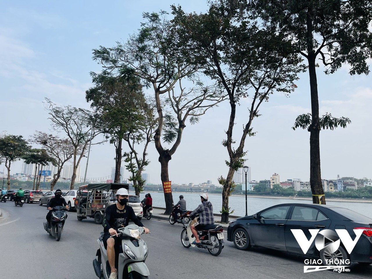 Chưa tới giờ cao điểm, từ bên kia đường Nguyễn Hữu Thọ, bộ hành vẫn có thể ngắm trọn quang cảnh khu hồ rộng lớn