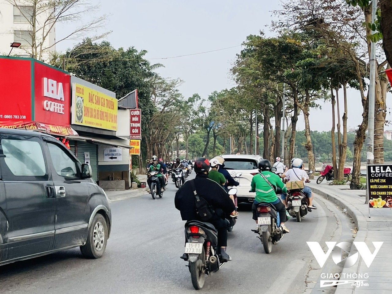 Không gian mặt nước khoáng đạt, mát lành làm dịu lại sức nóng giao thông thường xuyên trên con đường từ bán đảo Linh Đàm ra đường Giải Phóng