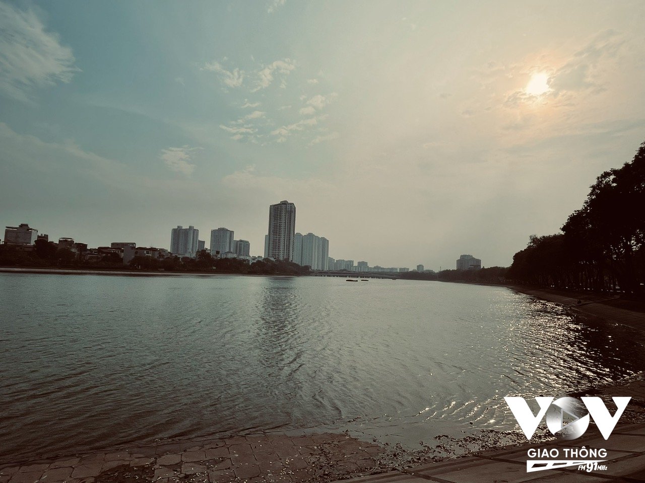 Ngang qua hồ Linh Đàm, cả một thước phim quay chậm về thời gian như tái hiện trong cái tên xưa cũ