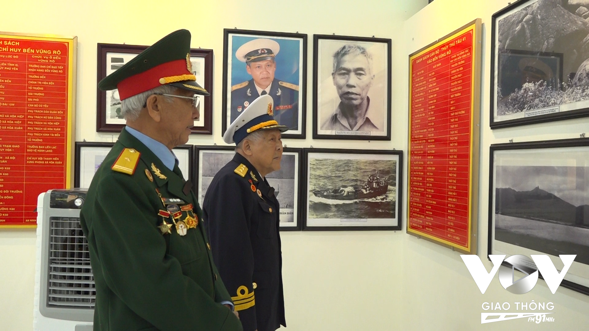 Trung tá, AHLLVTND Hồ Đắc Thạnh - nguyên thuyền trưởng Tàu 41 cùng thiếu tá Ngô Văn Định trở lại Vũng Rô