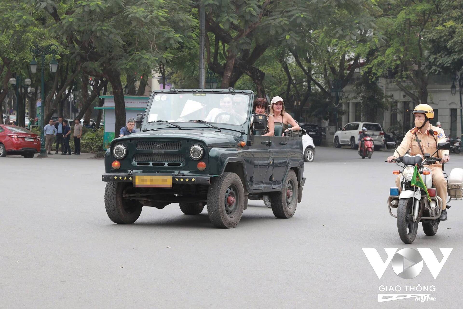 Lực lượng CSGT xử lý xe UAZ di chuyển trên các tuyến đường của Thủ đô trong những ngày qua
