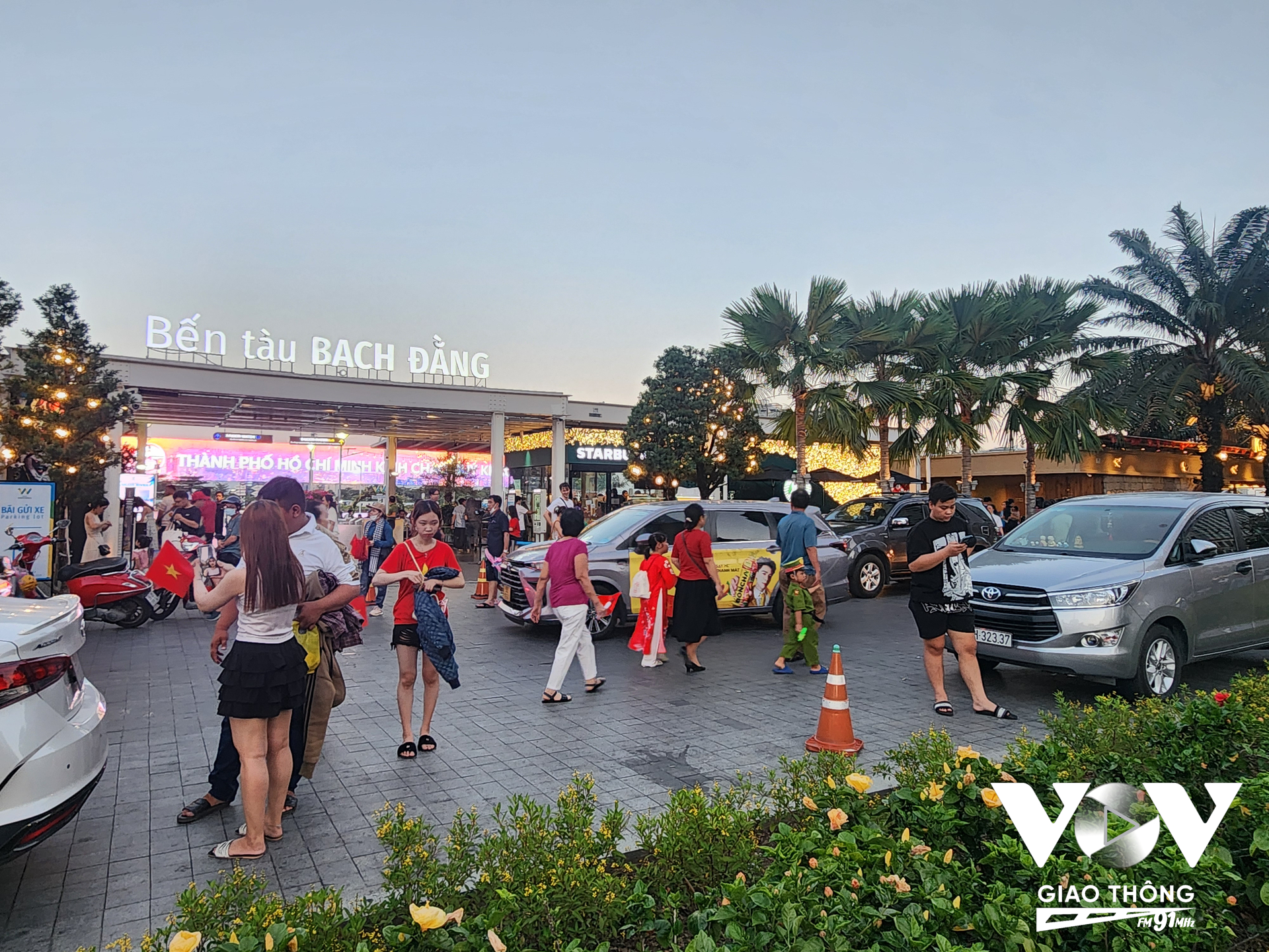 Bến tàu Bạch Đằng là điểm đến của nhiều du khách trong và ngoài nước.
